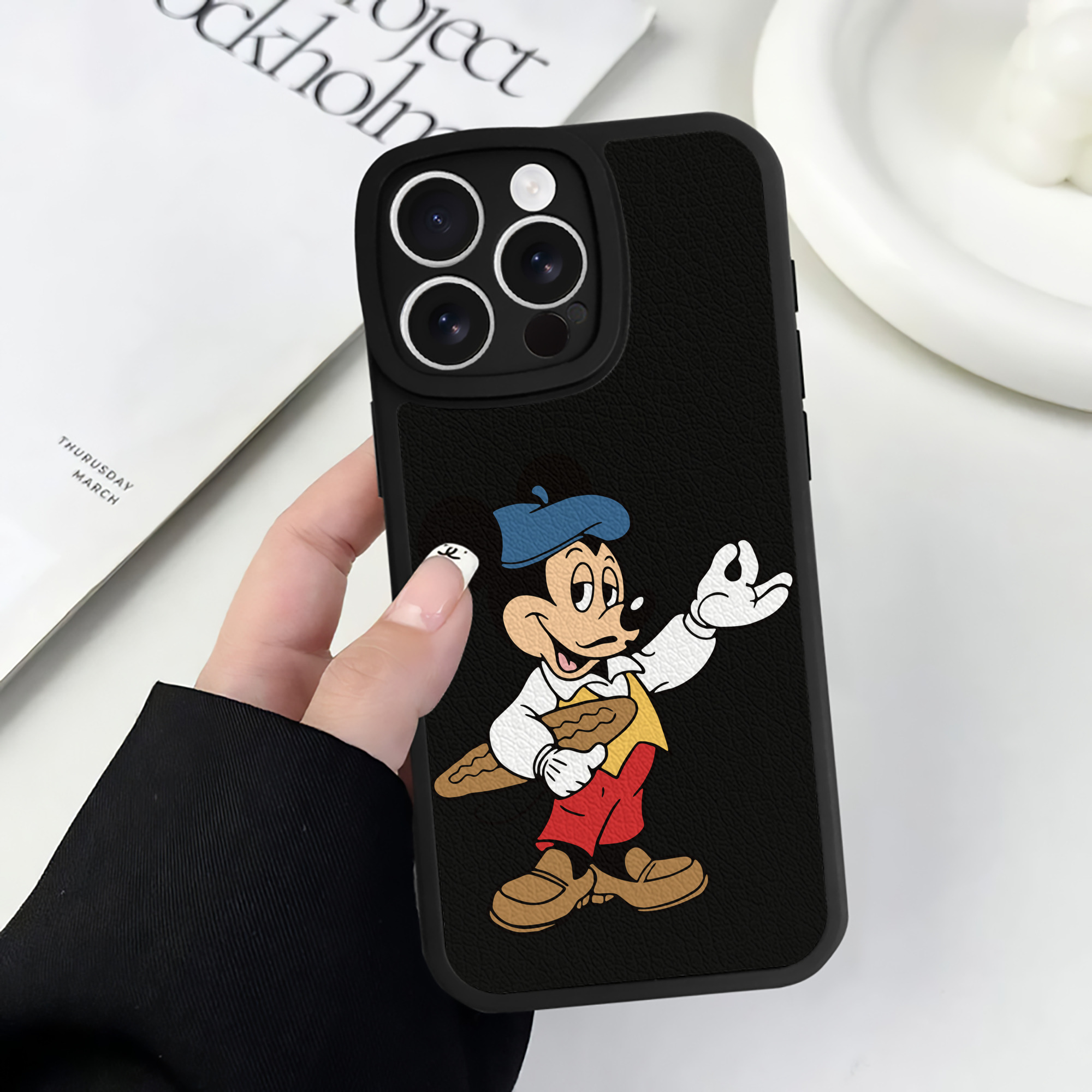 （画像用） ミッキーマウス Mickey Mouse 【iPhone 16シリーズ対応】シリコンスマホケース（レザー調） 材質：シリコン